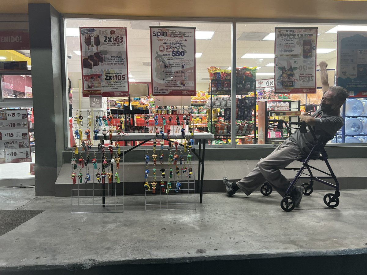 soni_anna's tweet image. Hoy mi roomie y yo fuimos al oxxo que está en la colonia Anahuac frente a la rotonda de la fuente en San Nicolás al rededor de las 8:30 PMy vimos a Don Beto, quien sufre de Parkinson y nos comenta que la gente no se quiere acercar a comprar +