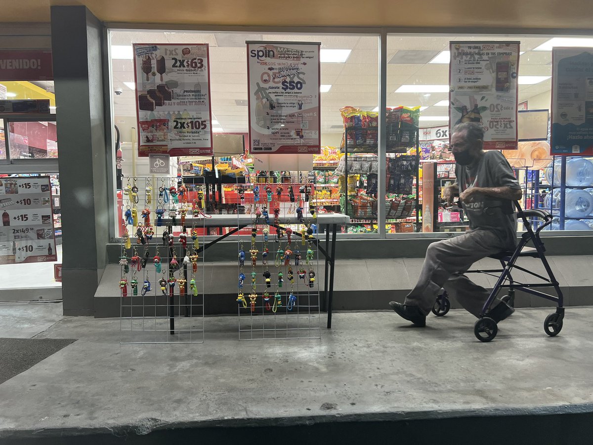 soni_anna's tweet image. Hoy mi roomie y yo fuimos al oxxo que está en la colonia Anahuac frente a la rotonda de la fuente en San Nicolás al rededor de las 8:30 PMy vimos a Don Beto, quien sufre de Parkinson y nos comenta que la gente no se quiere acercar a comprar +