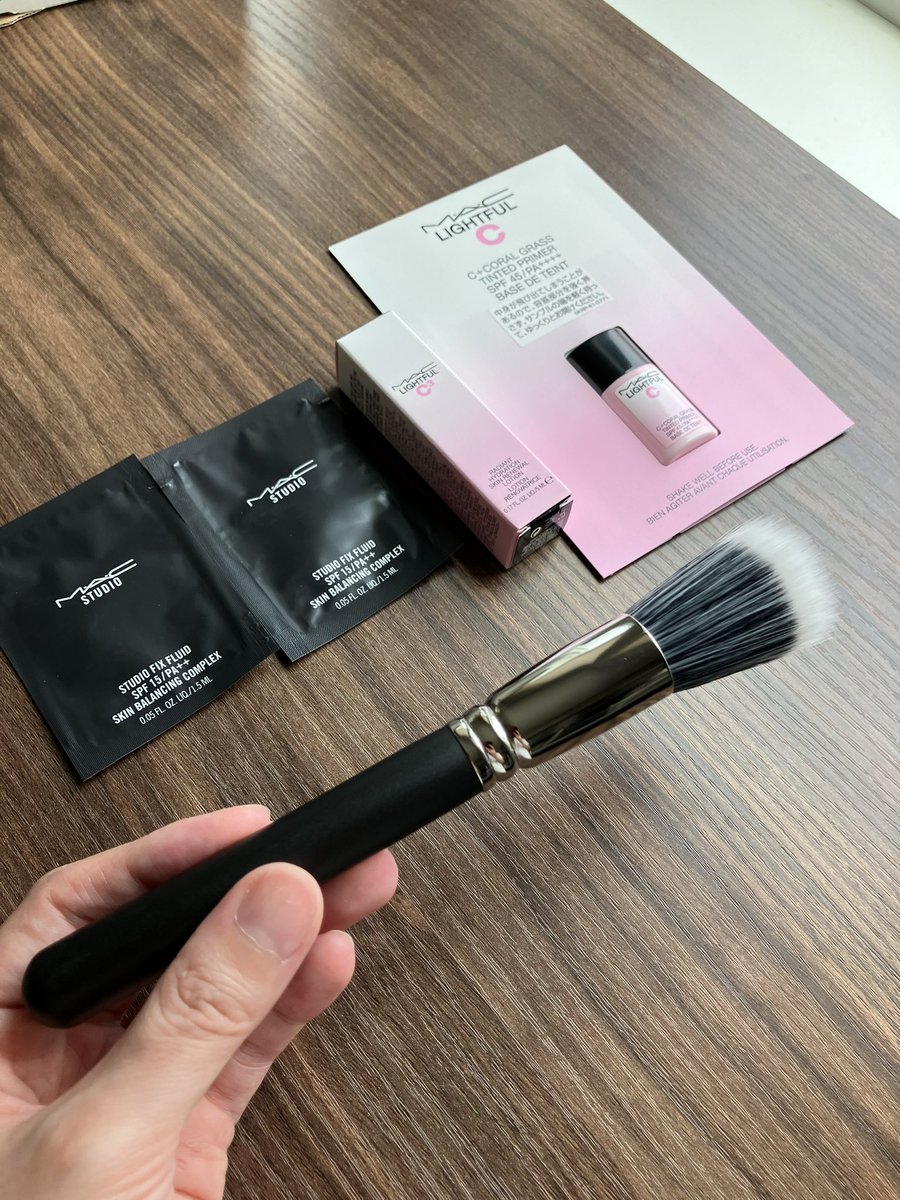 hidamari_ze's tweet photo. #小田切ヒロ さんのYouTubeを見てるとめっちゃ登場するMACのブラシ🥺
#スティプリングブラシ #187S
このブラシは間引きされてるから、
✔️ファンデが厚塗りにならず
✔️チークはおてもやんにならず
✔️ハイライトだって🙆♀️
楽天のMAC公式で買ったらいろんなおまけついてきた🤤♪嬉 https://t.co/TMGspo9aQn