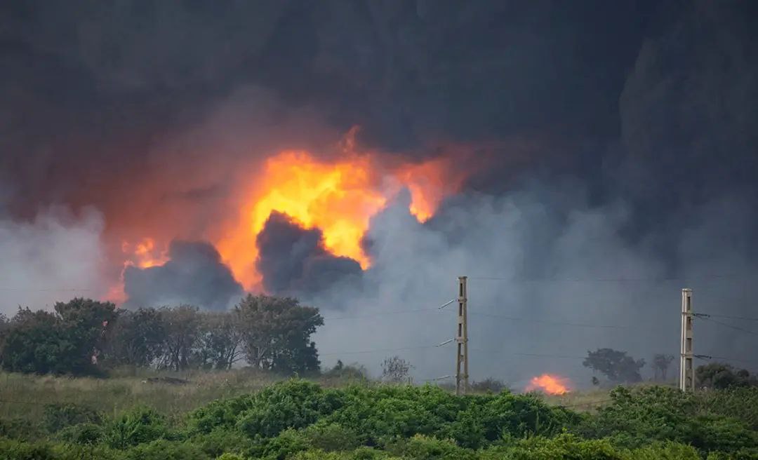 cubadebatecu's tweet photo. 📷 Imágenes de nuestro fotorreportero @fotoIsmaelito de lo que sucedió en el incendio en #Matanzas en el día de hoy.

#FuerzaMatanzas https://t.co/tE7R3yKNXH
