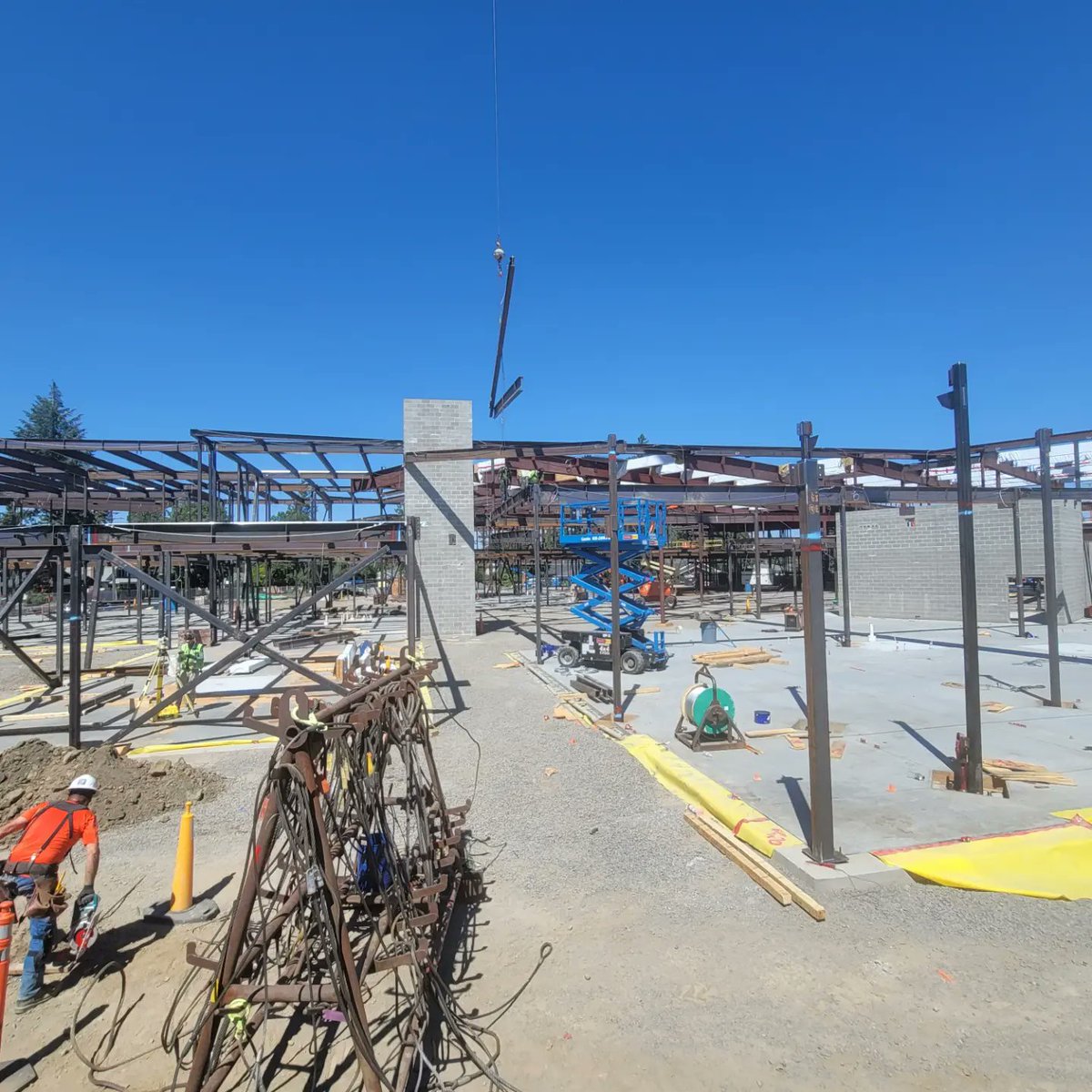 SacajaweaMs's tweet photo. The math, the engineering,  the precision and mental/physical toughness required is awe inspiring.  Thank you voters and all involved in constrcting this masterpiece   #sacajaweanewschool, #lydigconstruction, #alscarchitects https://t.co/37qKsTchnM