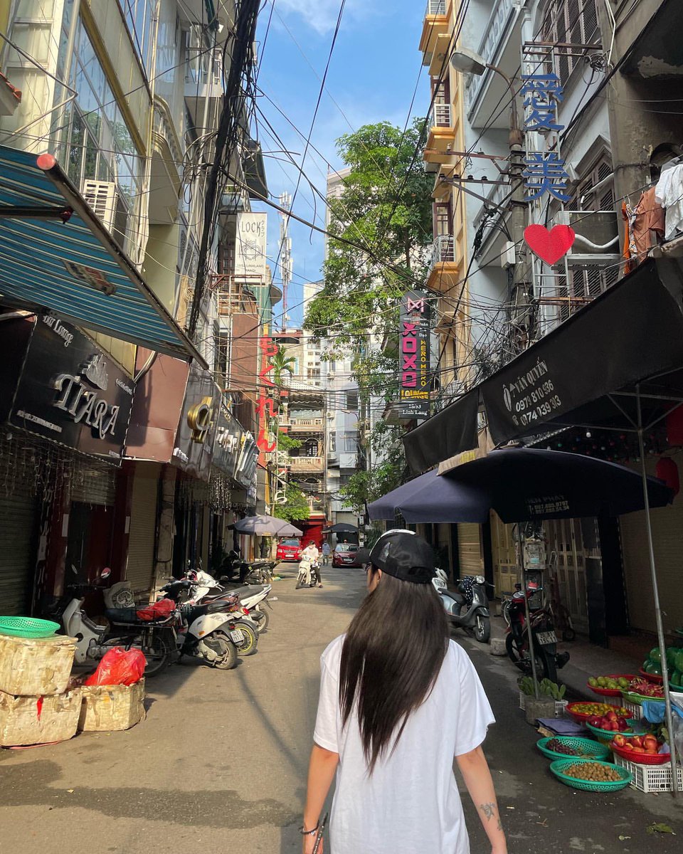 220809 휘인 인스타그램 📷

걸어서 베트남속으로

🔗instagram.com/p/ChBhkKKvBiF/

#마마무 #휘인 #MAMAMOO #WHEEIN #휜스타그램