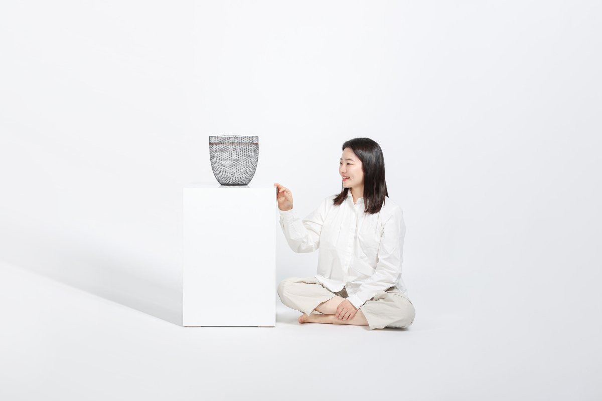 DesignAnthology's tweet photo. DESIGN / We get to know South Korean weaver Dahye Jeong, the winner of this year’s Loewe Foundation Craft Prize known for her delicate horsehair creations https://t.co/sTYTUS8GSZ 

#designanthology #artinasia #asianart #asianartist #wovenart #koreanartist #loewe #winner #art https://t.co/IeIeRVwAn7