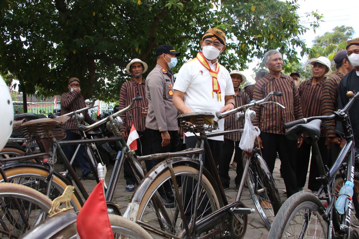 Para senior "baby boomer" yang tak mau kalah dengan gen X, Y dan Z. Dengan seragam "surjan lurik" mereka mampu mengayuh ontel kuno yang antik berpuluh kilo meter. 
Hayo... berapa km jarak tempuh kalian?