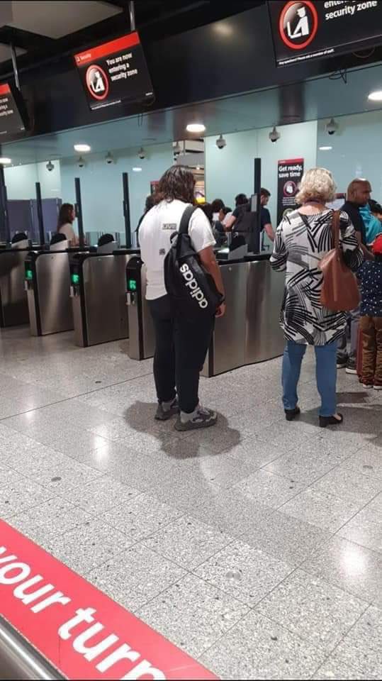 cvvvla's tweet photo. Y aquí tenemos al señoritingo Jesús Ernesto, viajando a UK, en clase premier, y la nana que lo acompaña y le carga la mochila nada menos que la embajadora de Mex en UK… ELLOS, LOS DIFERENTES https://t.co/dAaIkLpyY3