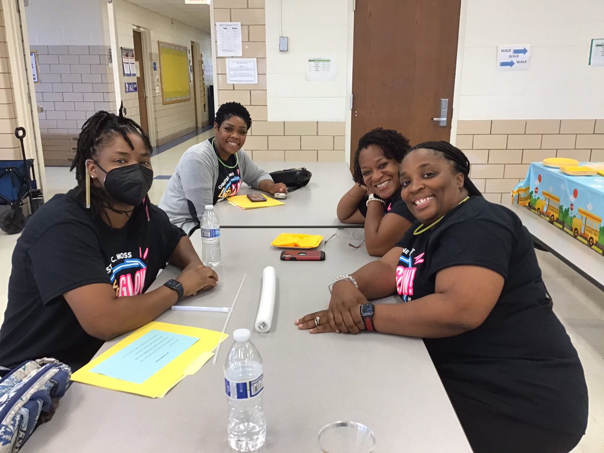 bechetta's tweet photo. Moss Champions are happy to be back for what will be an awesome school year!!  Let’s GLOW eagles!! @CCMossFW, @FortWorthISD, #grow, #learn, #winners https://t.co/Os5idjbw4n
