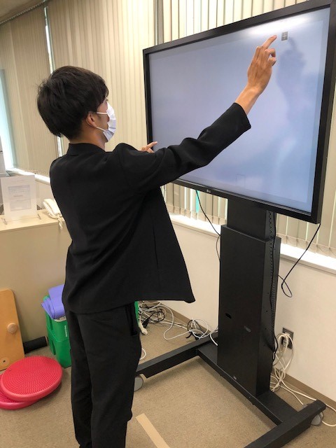 jpnsportsvision's tweet photo. レーサー試験対策に藤田様がスポーツビジョン測定にいらっしゃいました！
VTC（ #ビジョントレーニングセンター）では施設内の機器を自由に使っていただけます。
オート＆ボートレーサー試験にも対応していますので、是非ご利用下さい。
#VTraining #スポーツビジョン #ボートレーサー #オートレーサー https://t.co/FLKOmymW0Y
