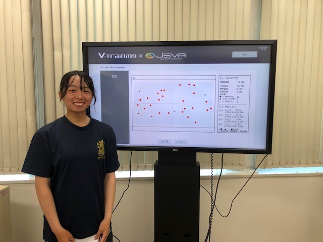 VTraining4's tweet photo. 女子ソフトボールの佐野選手がスポーツビジョン測定にいらっしゃいました！
#VTraining #ビジョントレーニングセンター東京 #スポーツビジョン #ビジョントレーニング #測定 #ソフトボール #バランスボード https://t.co/StvvK4hGPr