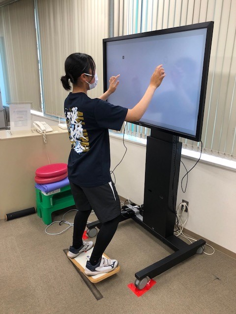 VTraining4's tweet photo. 女子ソフトボールの佐野選手がスポーツビジョン測定にいらっしゃいました！
#VTraining #ビジョントレーニングセンター東京 #スポーツビジョン #ビジョントレーニング #測定 #ソフトボール #バランスボード https://t.co/StvvK4hGPr