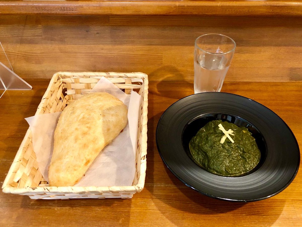 crazy_chevy's tweet photo. 札幌のスープカレーじゃないジャパニーズ��ンディアでスパイスチャージ。チキン&amp;ほうれん草カレー。カレーは勿論、ナン形状の焼き立て熱々のパンがカリッとモチッと美味い！ランチタイムはパンorライスが無料。カレーはライス派だけど、ココはパンだな。
#札幌 #未来カレーこりす #スパイスチャージ https://t.co/JCao1jjxwf