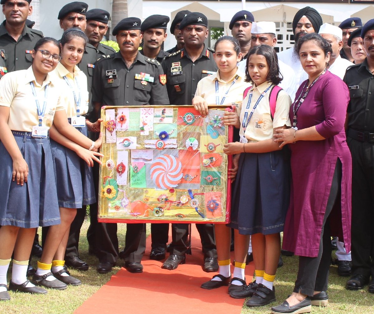 SWComd_IA's tweet photo. ๐
A Soldier Brother: A Superhero๐
#AzadiKaAmritMahotsav ๐ฎ๐ณ ๐ค๐ฝ#StudentsOutreach #SoldierBrother #sisters
#RakshaBandhan,
Students from #Hisar @DPShisar, #DAVPUBLICSCHOOL tied #Rakhis to #Soldiers of #DotOnTgt Div #festivaloflove & #care
#SaptaShaktiCommand
@adpi @PRODefRjsthn https://t.co/xBpbSpqrd3