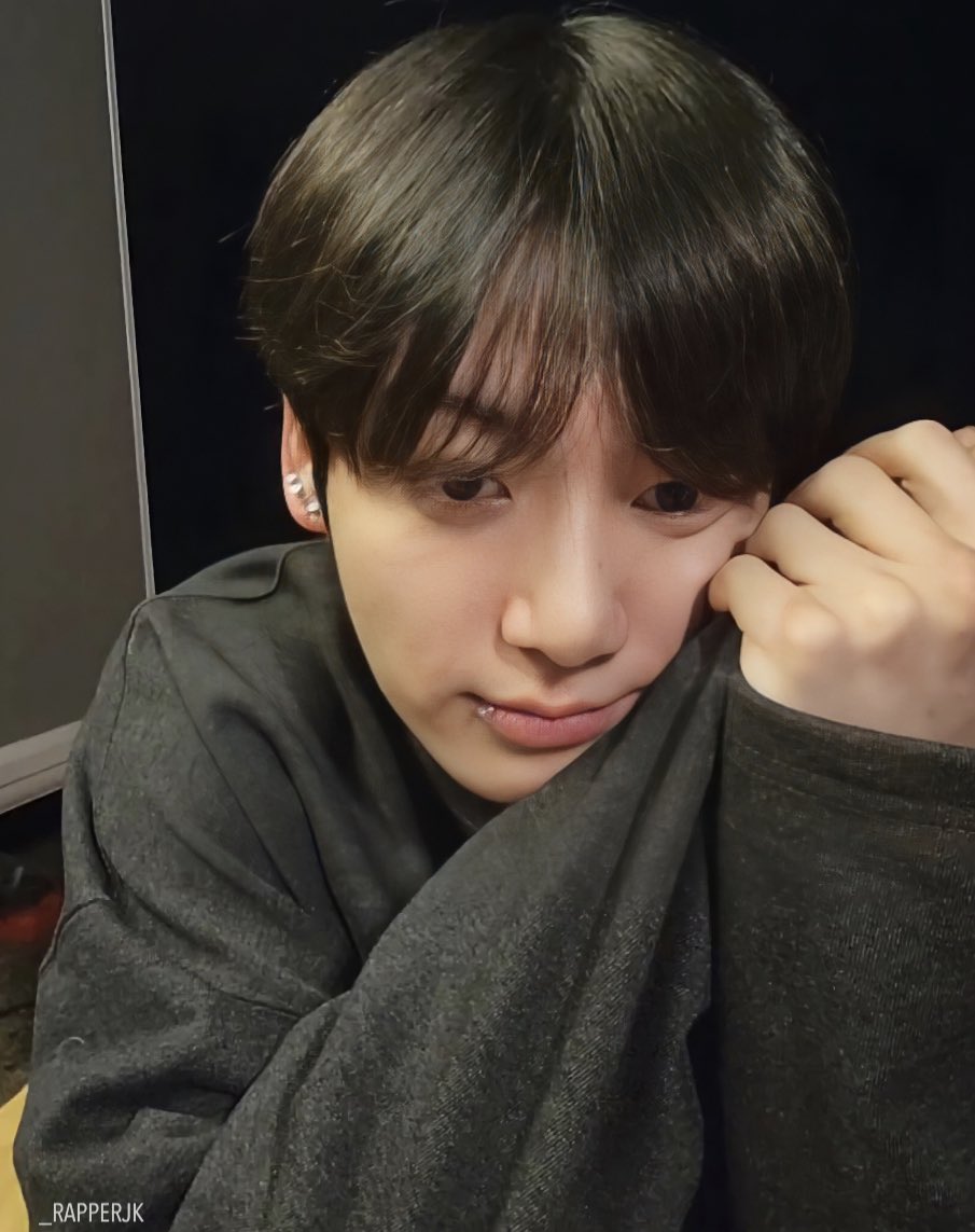 _rualpine's tweet photo. Jungkook, the only guy who did VLive during a VLog!! 💜😇
He does everything to share his special and delightful moments with ARMY!
@BTS_twt #JKVlog https://t.co/8HesaB4ihl