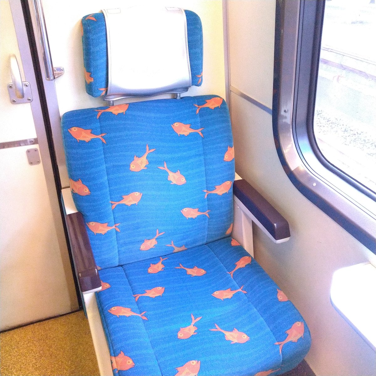 oharico_chami's tweet photo. 伊東線がおさかな天国
#伊豆
#Resort21
#伊東線 #魚
#電車 https://t.co/Xuh1agxRmF