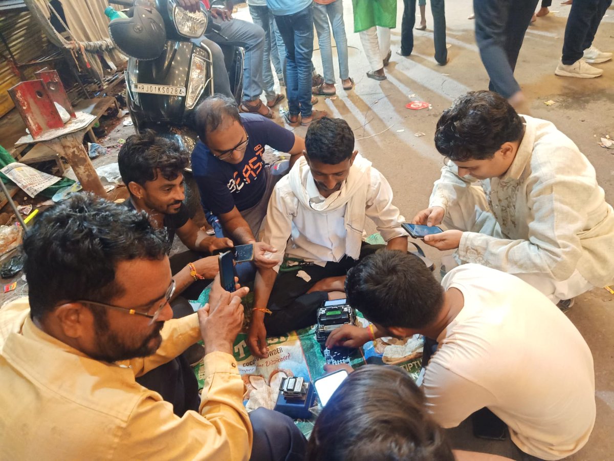 Shailu_Ajm's tweet image. @AshwiniVaishnaw @PMOIndia @CMDBSNL @BSNL_RJ @BSNLCorporate  #BSNL Ajmer Tx टीम के द्वारा दरगाह क्षेत्र में बाधित हुई सेवा को कल पूरे दिन और रात 3 बजे तक लगकर पुनः चालू कर दिया गया। This is dedication of #BSNL team. No need 2 prove anything regarding ability of #BSNL .
#Muharram