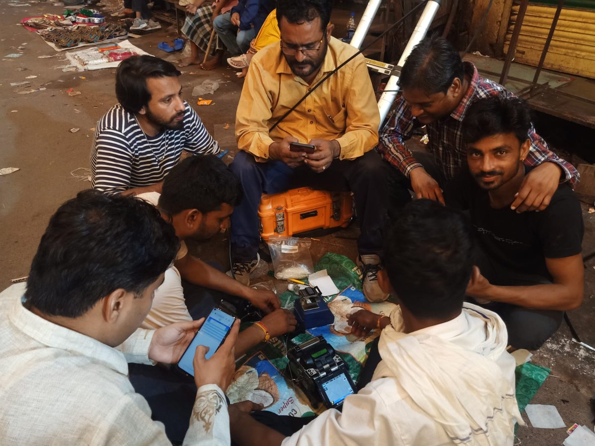 Shailu_Ajm's tweet image. @AshwiniVaishnaw @PMOIndia @CMDBSNL @BSNL_RJ @BSNLCorporate  #BSNL Ajmer Tx टीम के द्वारा दरगाह क्षेत्र में बाधित हुई सेवा को कल पूरे दिन और रात 3 बजे तक लगकर पुनः चालू कर दिया गया। This is dedication of #BSNL team. No need 2 prove anything regarding ability of #BSNL .
#Muharram