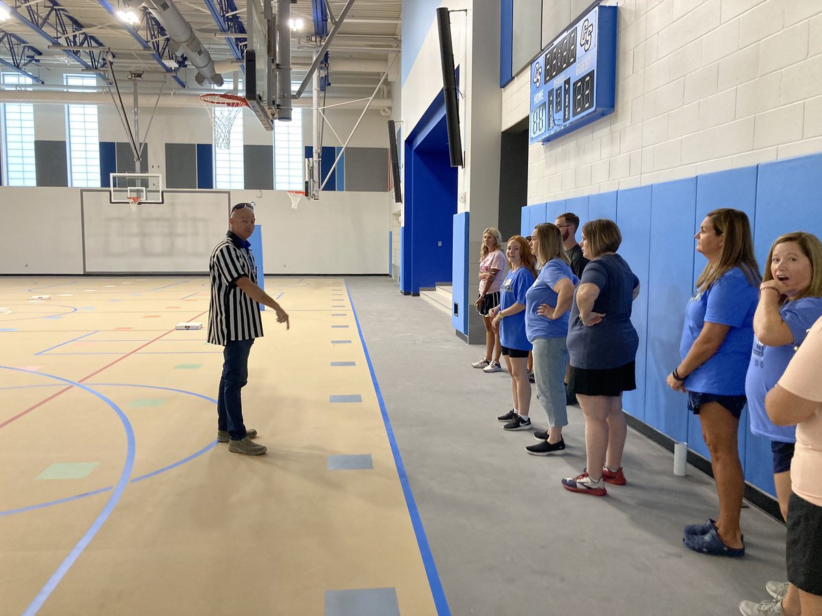 MrsD_CS's tweet photo. A big thank you to our middle school cheerleaders for coming to cheer on the elementary teachers for our first day of in-service! Also a big shout out to the best Officer ever for being an amazing referee! #ourWHY #CSEDaretoDream @ChinaSpringES @GaryBuwalda https://t.co/oWqnvo0vEE