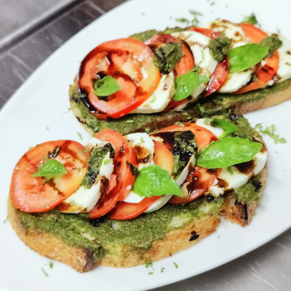 MadisonandPike's tweet photo. What Sourdough Toast personality are you.🤔⁣

-the purist with Avocado &amp; nothing else, thank you very much 🥑⁣
-the gourmand who wants the salmon, because c'mon, it's salmon ⁣
-the 'shroom🍄 lover, who loves the meaty umami
Come on over &amp; discover your Toast persona!😊 https://t.co/mPU3YFPMi7