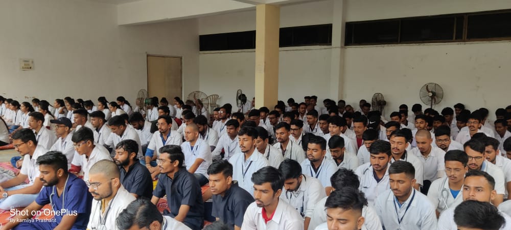 पिछले 8 दिनों से चल रही GujVets student की अनिश्चितकालिन हड़ताल के बावजूद सरकार की अनदेखी से आहत होकर भुख हड़ताल पर बैठे
और सरकार को चेतावनी दी कि जब तक लिखित में मांगो को स्वीकार नहीं किया जाता तब तक ऐसे ही भुख हड़ताल जारी रहेगी और किसी भी अनहोनी पर सरकार जिम्मेदार होगी