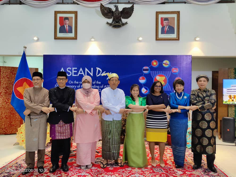 MYHCDhaka's tweet photo. H.E. Haznah Md Hashim, High Commissioner of Malaysia to Bangladesh, and officials of the High Commission of Malaysia joined other Heads of ASEAN Mission in Dhaka and ASEAN diplomats in the ASEAN Dhaka Committee's (ADC) Flag Raising Ceremony to commemorate the 55th ASEAN Day. https://t.co/ULHTaiPjWW
