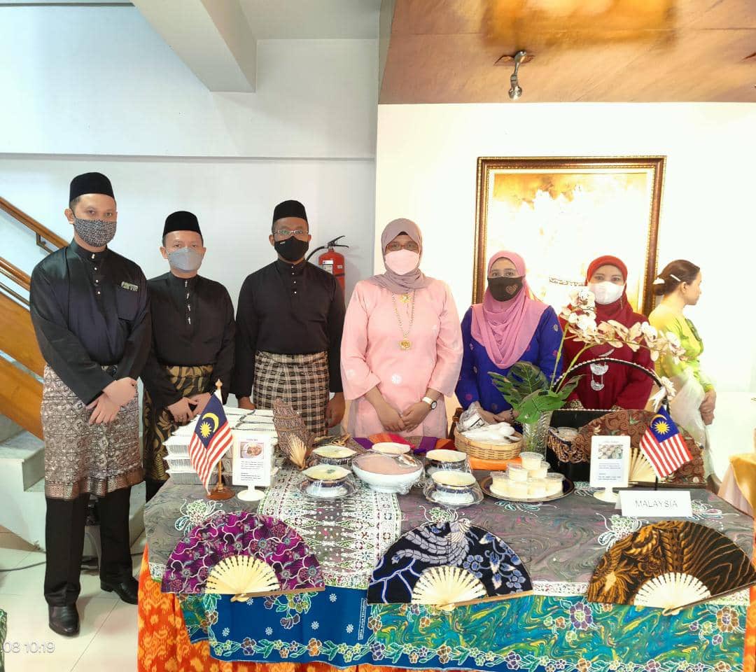 MYHCDhaka's tweet photo. H.E. Haznah Md Hashim, High Commissioner of Malaysia to Bangladesh, and officials of the High Commission of Malaysia joined other Heads of ASEAN Mission in Dhaka and ASEAN diplomats in the ASEAN Dhaka Committee's (ADC) Flag Raising Ceremony to commemorate the 55th ASEAN Day. https://t.co/ULHTaiPjWW