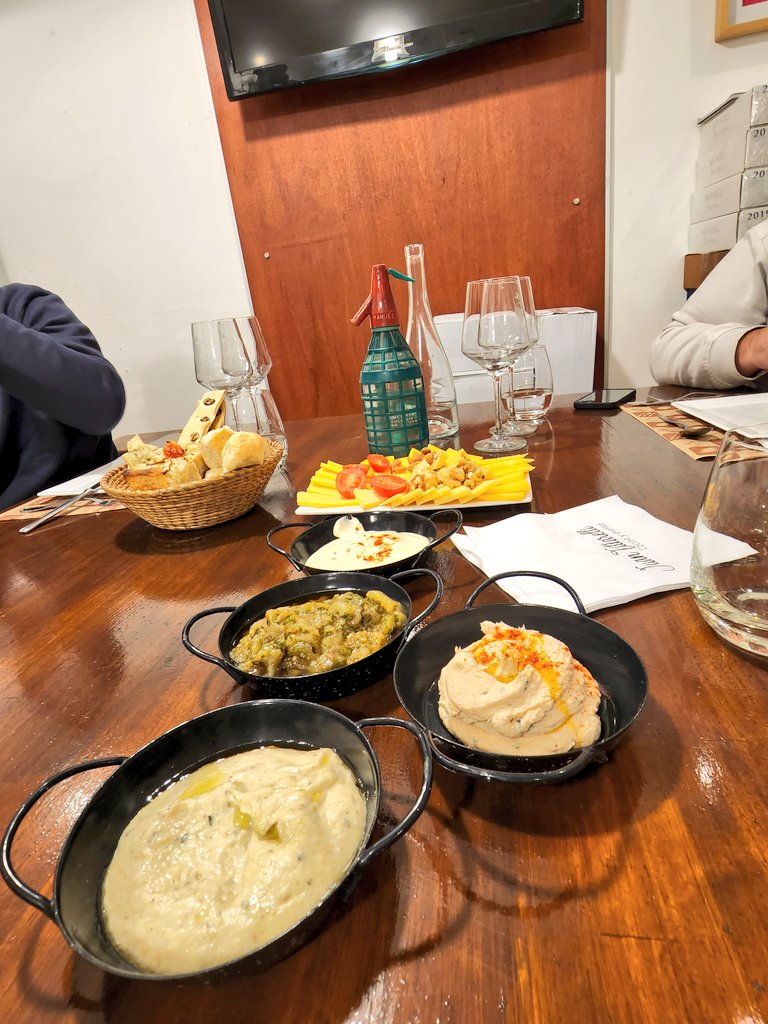 fruitsender's tweet photo. La cocina siempre a cargo del número 1 @juantitta. Tremendo hemos comido, sin dudas...
Gracias a la gente de @alfinvino66 por propiciar el encuentro, siempre es lindo escuchar a los hacedores hablando de su proyecto en primera persona. #SolitoVa https://t.co/Hd2aTbM69l