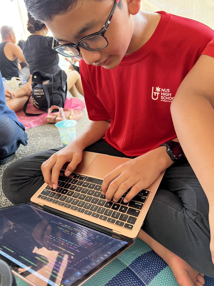 ainunnajib's tweet image. Tetep lanjut coding abis kelar &amp;amp; mandi 😅 #CodingEverywhere edisi pantai Sentosa