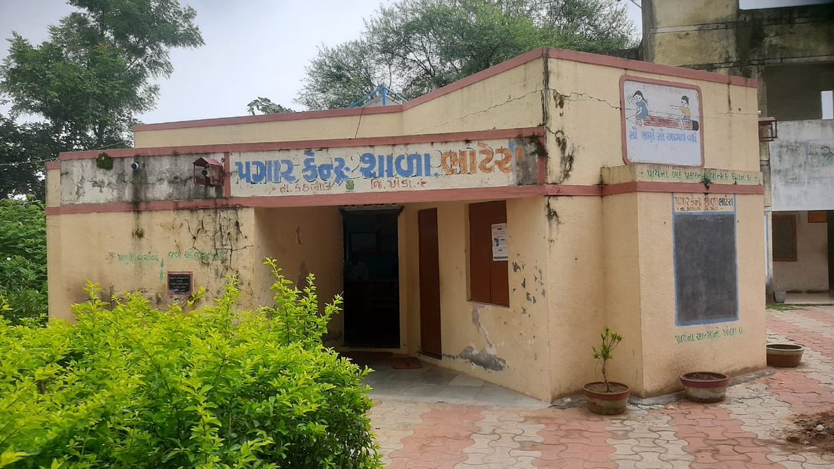 indiacares_2020's tweet photo. Pagar Kendra Shaala, Bhatera school for kids under BPL in Kathlal #Gujarat required five ceiling fans. 

Our sincere thanks go to @tanvijulka &amp; @ash_julka #StudioTwine for their generous donations of fans and @shahdipak_1990 for coordination &amp; delivery.

#PromiseBank
#IndiaCares https://t.co/vGdP09WjjR