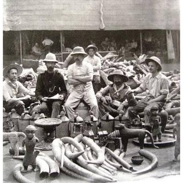 EDOLITES's tweet photo. #BringBackOurCrafts
#BringBackOurArtifacts
#BringBackourTreasures
British men posing at the Oba's palace with the great 1897 loots from the great Benin Kingdom (After the great massacre).
#Edolites #EdoTwitter https://t.co/pUWdGnYmtD