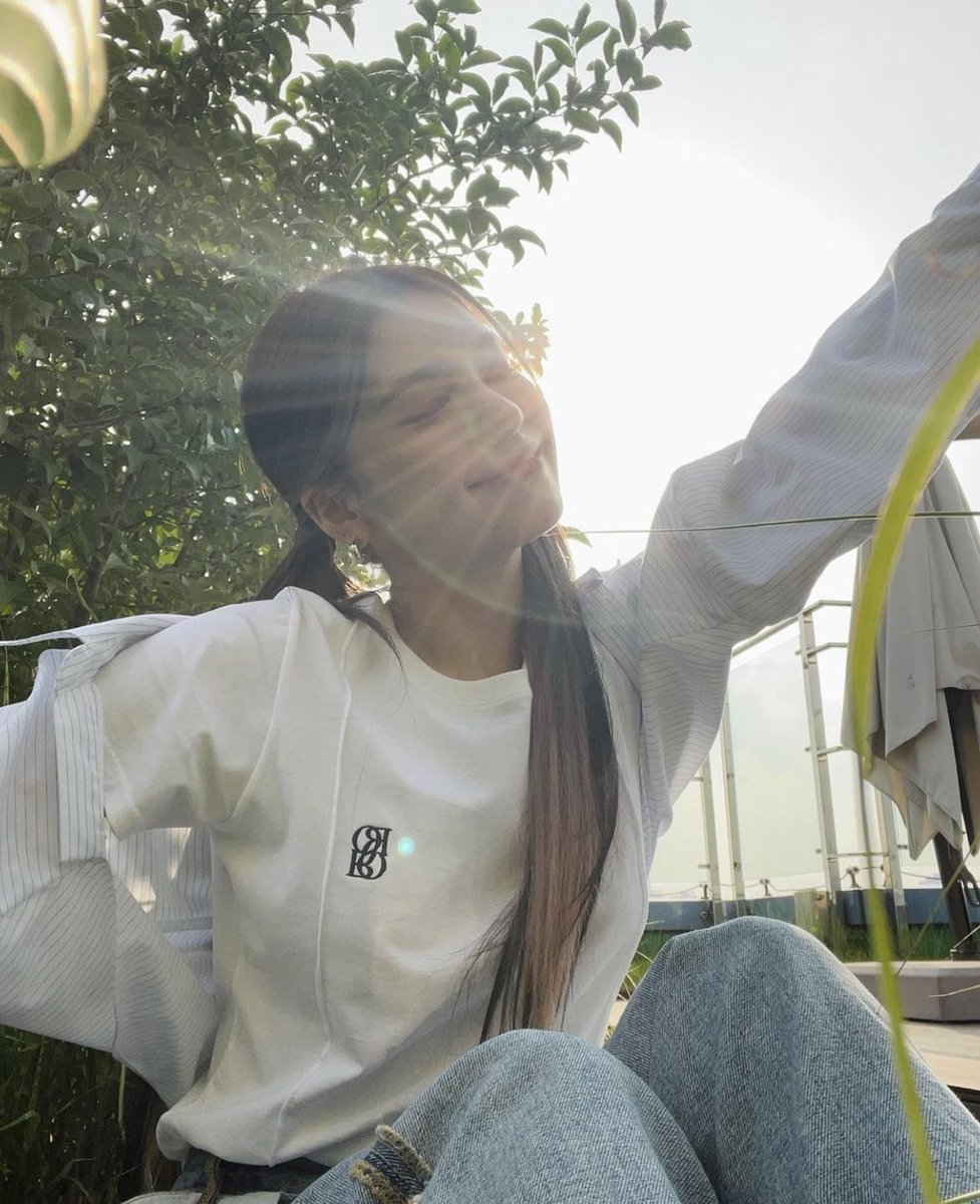 yejispinkstrip's tweet photo. photos of hwang yeji that make me giggle and smile like an idiot 🥰 https://t.co/wYVIeAMsIN
