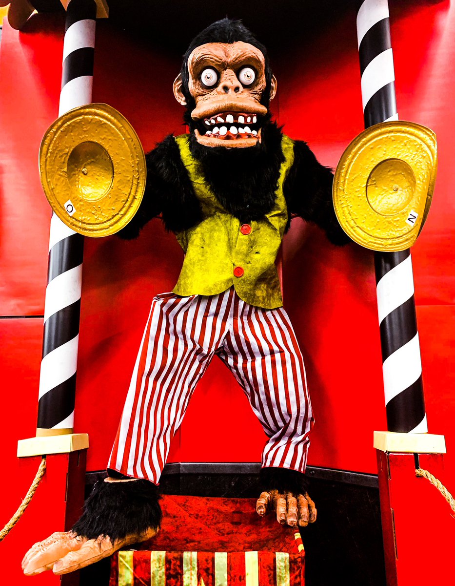 ghostmonsterkid's tweet photo. It’s that time of year again, Spooky Season!!! This is my official 2022 thread of all of the morbidly macabre and terrifically terrifying decorations I come across.                   This is from one of the first Spirit stores to pop up in SD this year. (Pt. 1) https://t.co/zomZZeGZYs
