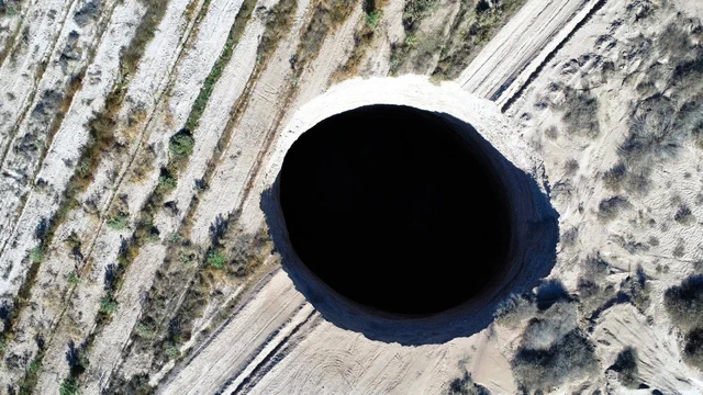 何がどうなっているの！？チリ北部に突然現れた、大きすぎる穴。