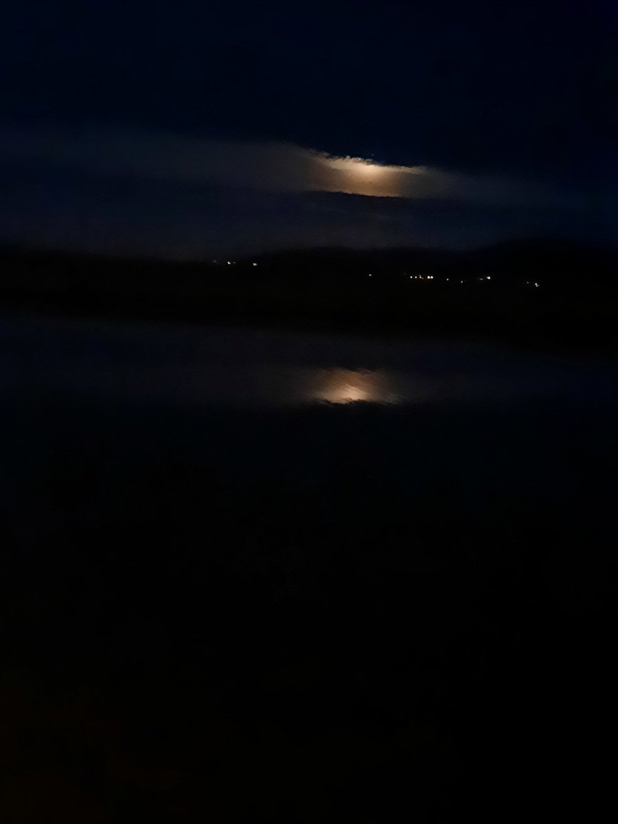 berbeu's tweet photo. Beautiful afterwork moon views...
#moonviews #themoon #reflection https://t.co/DgQ5XcnqJ4