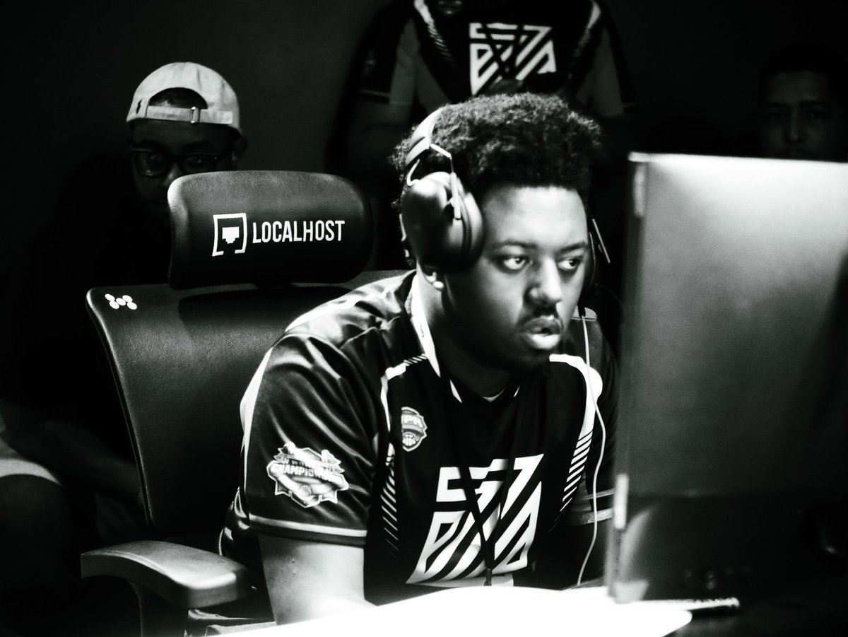 TAY RETIRED 🎒 tweet media