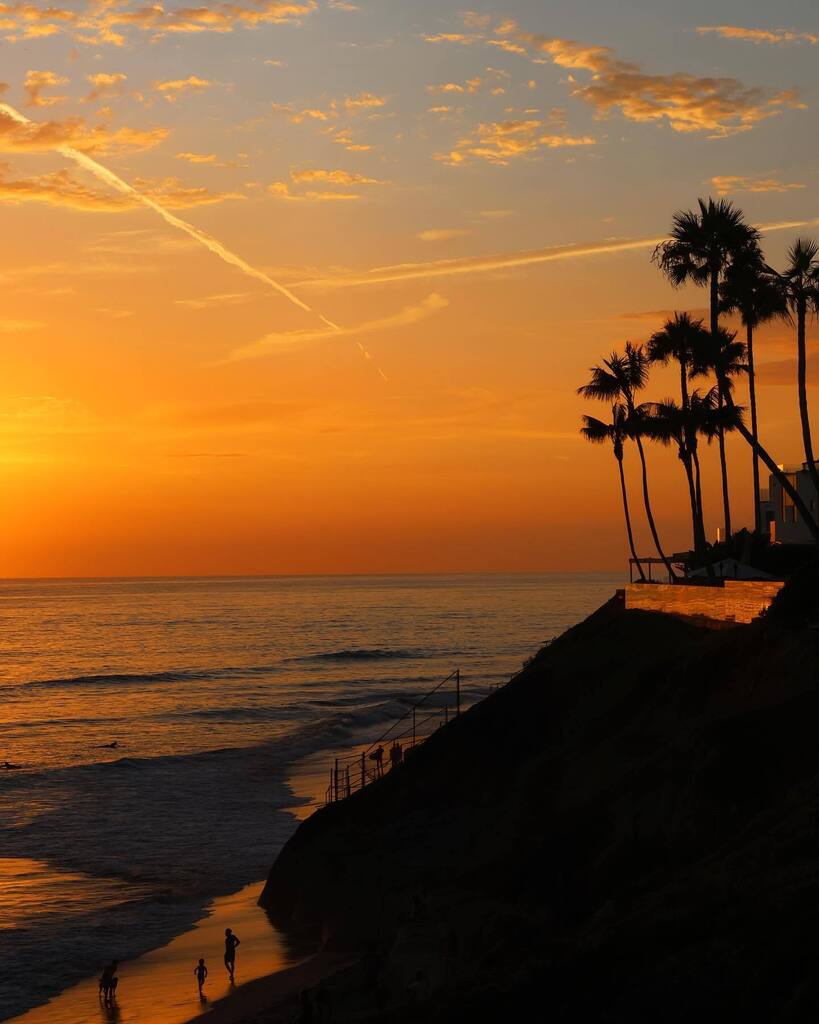 And again… loving these summer San Diego sunsets 🧡
#sandiegosunset 
.
.
#sandiego #california #californialove #californiadreaming #mysdphoto #sunset #sunset_madness #sunset_sky #palmtrees #hugapalmtree #canonwhatelse #canonr7 instagr.am/p/ChBo9mJuAOJ/