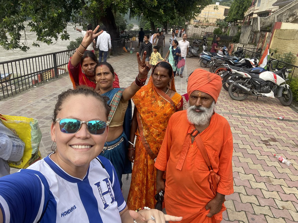 AndyMerlo_'s tweet photo. Asi es la moda en #rishikesh #india una ciudad donde no se vende alcohol, pero su gente es alegre de corazón #namaste #yogagirl #vinyasa #andoconandy https://t.co/LopsalAEfx