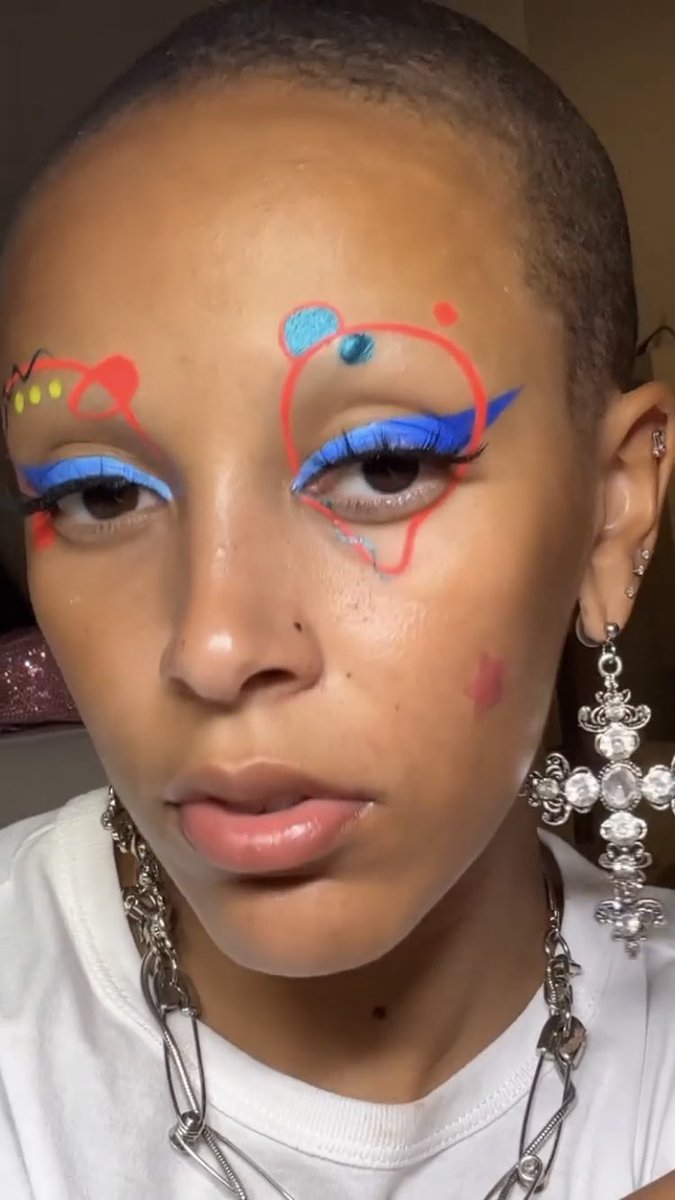 TheKittensRoom's tweet photo. .@DojaCat showing off a new graphic liner look via her IG stories https://t.co/R60EiZHz9l
