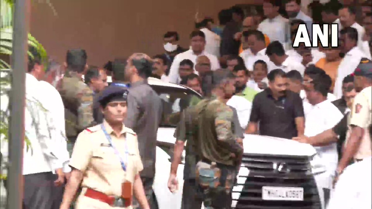ndtv's tweet photo. 🔴#JustIn | Maharashtra Chief Minister Eknath Shinde (@mieknathshinde) along with his MLAs leaves for Raj Bhavan from Sahyadri Guest House. | reported by news agency ANI https://t.co/k5B2UR1WAU