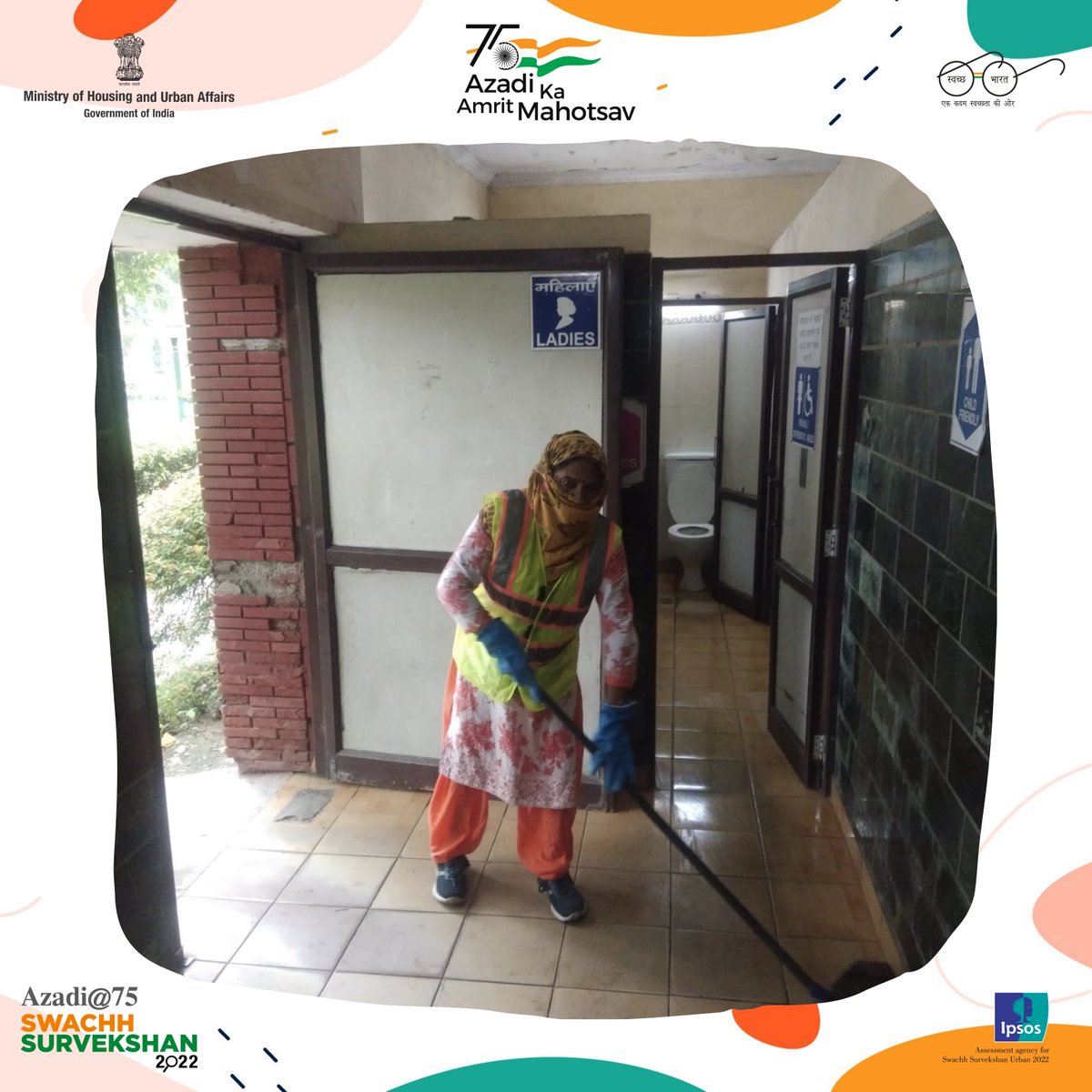 SwachSurvekshan's tweet photo. The 'Swachhata Force' of NDMC carried out routine cleaning and sanitation activities in public toilets in the area to ensure their cleanliness for citizens. #SwachhSurvekshan2022 https://t.co/CwPllqu7pA