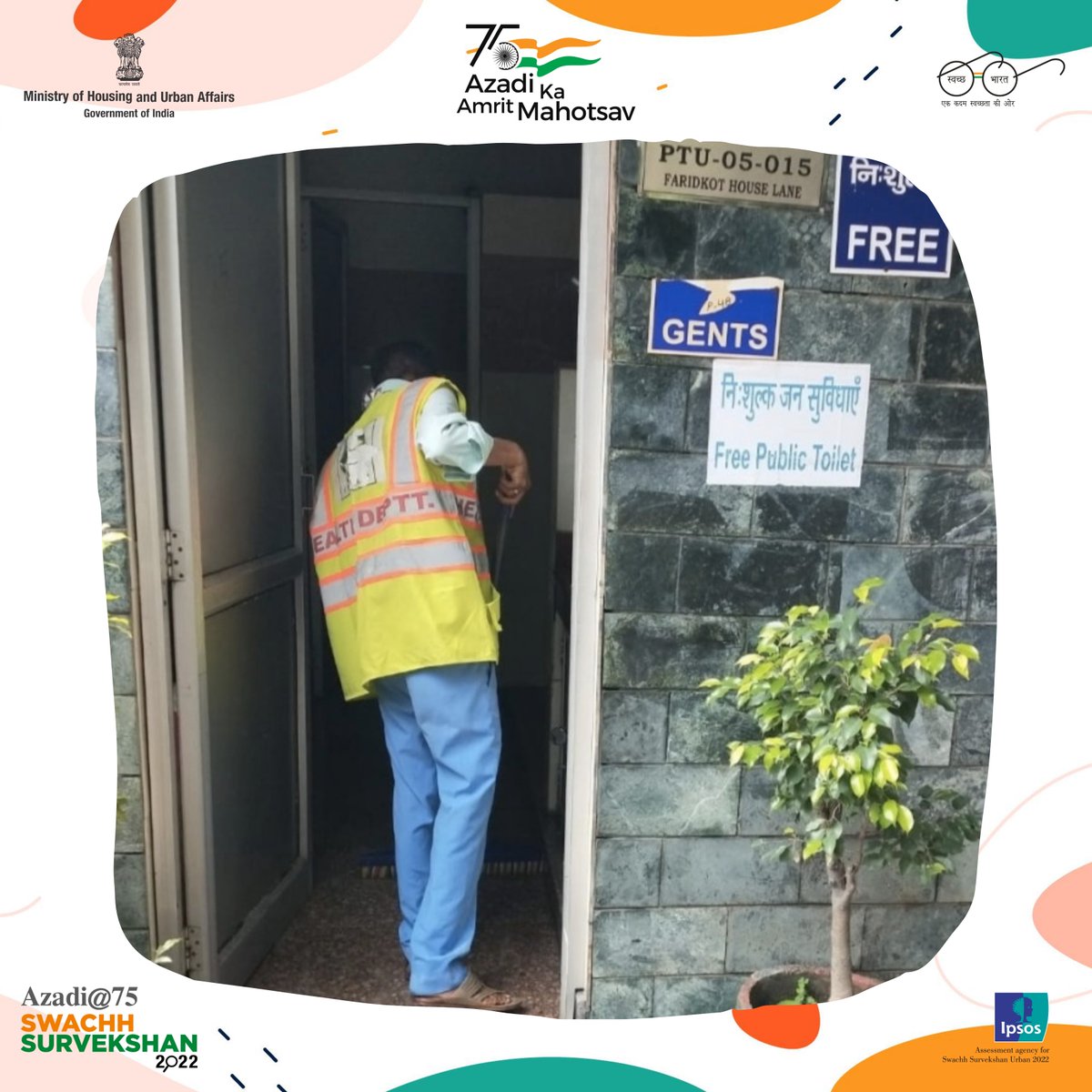 SwachSurvekshan's tweet photo. The 'Swachhata Force' of NDMC carried out routine cleaning and sanitation activities in public toilets in the area to ensure their cleanliness for citizens. #SwachhSurvekshan2022 https://t.co/CwPllqu7pA