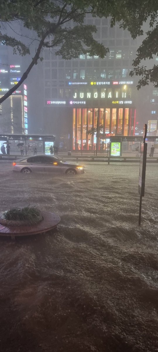 infodrakor_id's tweet photo. Banjir bandang terjang Seoul, mobil-mobil di Gangnam pun sampai tenggelam

cr: TheKoreaHerald https://t.co/pugu6FehTD