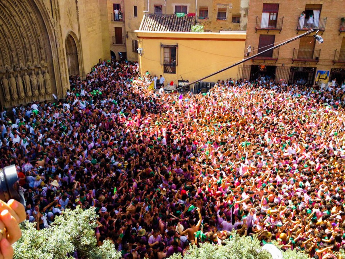 Huesca_LaMagia's tweet photo. Las fiestas de #SanLorenzo 🌿💚 dan comienzo hoy a las 12 horas con el disparo del cohete anunciador en la plaza de la Catedral ⛪️ de Huesca.

Tras 2 años la alegría vuelve a los corazones de los oscenses! Os esperamos a todos 🤗.

 #huesca #sanlorenzohuesca #fiestassanlorenzo https://t.co/mxj5lZlq11