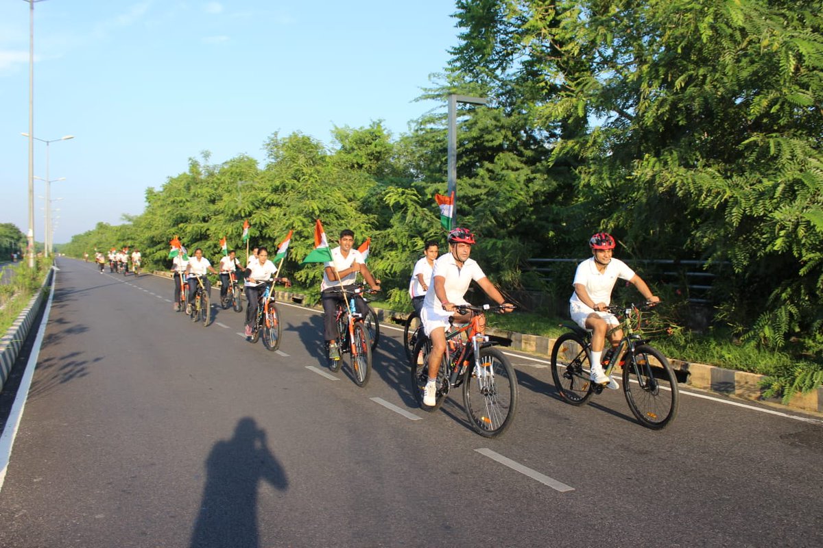 SSBFTRLUCKNOW's tweet photo. A 10 Km Walk &amp; Run was organised in #Lucknow by #SSB to invoke the feeling of patriotism in the hearts of the people, promote awareness about the Indian National #Flag, encourage people to bring the #Tiranga home and to hoist it.
#HarGharTiranga
#AzadiKaAmritMahotsav
@HMOIndia https://t.co/0ZAn4ADDH7
