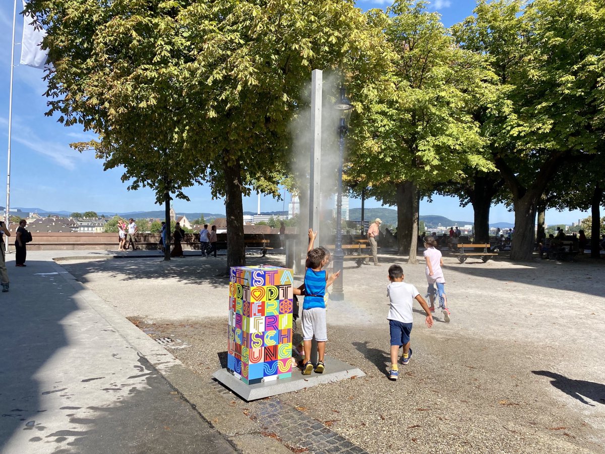 StadtKonzeptBS's tweet photo. Drück auf den Knopf und lass dich von der verdunstenden Wasserwolke erfrischen - @FlaneurBasel  - Das Stadtraumfestival leistet einen kleinen Beitrag zur lokalen Erfrischung in Zeiten, in denen es zum Flanieren eigentlich zu heiss ist. https://t.co/zsnxb64Yy1 https://t.co/JrdksLriw5