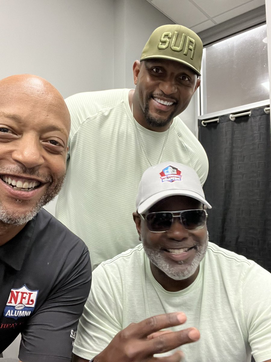 With the greatest linebacker of all time and the greatest running back of all time. More importantly the greatest teammates of all time. @emmittsmith22 @raylewis @nflalumnihealth @nflalumni #hof #spireinstitute #nfl #successmindset