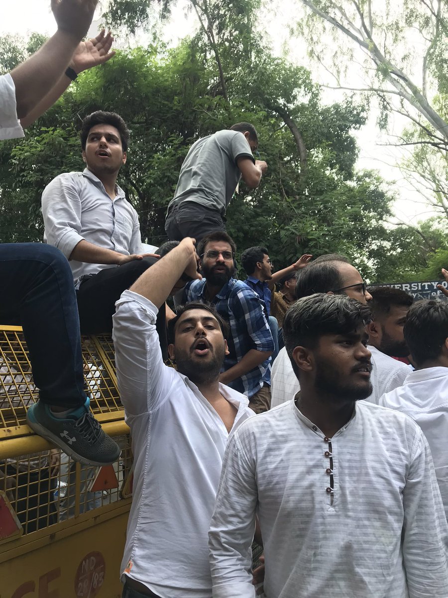 manojvoice1's tweet photo. छात्र एकता क्या होती है कल @FacultyofLawDU ने दिखा दिया , लेकिन ये गूँगा और बहरा प्रशासन अपने घरों के ए॰सी॰ कमरों में बैठ कर अपनी ज़िद को पूरा कर रहा है !! अगर इतने ही ज़िद्दी हो तो आओ छात्रों के बीच करो हमारे सवालों का सामना , फिर देखते हैं ज़िद्दी कौन है !
#lawfaculty #clc https://t.co/dBsWCtgXcb