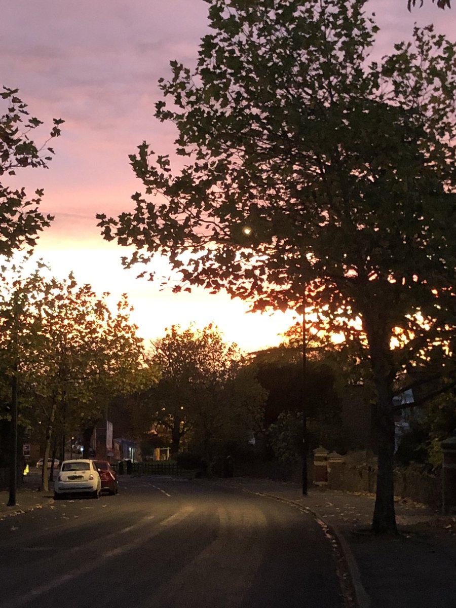 copperbeechhse's tweet photo. Looking through photos I found these of the  beautiful sky lines we get in Malvern. I took these just outside the B&amp;B in Avenue Road. Do t you fe lucky to live in such a beautiful part of the world. @CecilysBeauty  @LynnMDarling  @MsChrisODonnell  @mjbakermalvern https://t.co/G5kQr7ZnGU