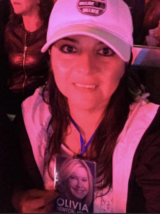 SolangeChile76's tweet photo. 😔🙏🎙💐Q.E.P.D Olivia Newton-John. Tuve el placer junto a mi hermana gemela y mis tías de presenciar su show en el Festival de Viña del  Mar de 2017. "Su música vivirá por siempre en nuestros corazones." https://t.co/cn3u3whK0Y