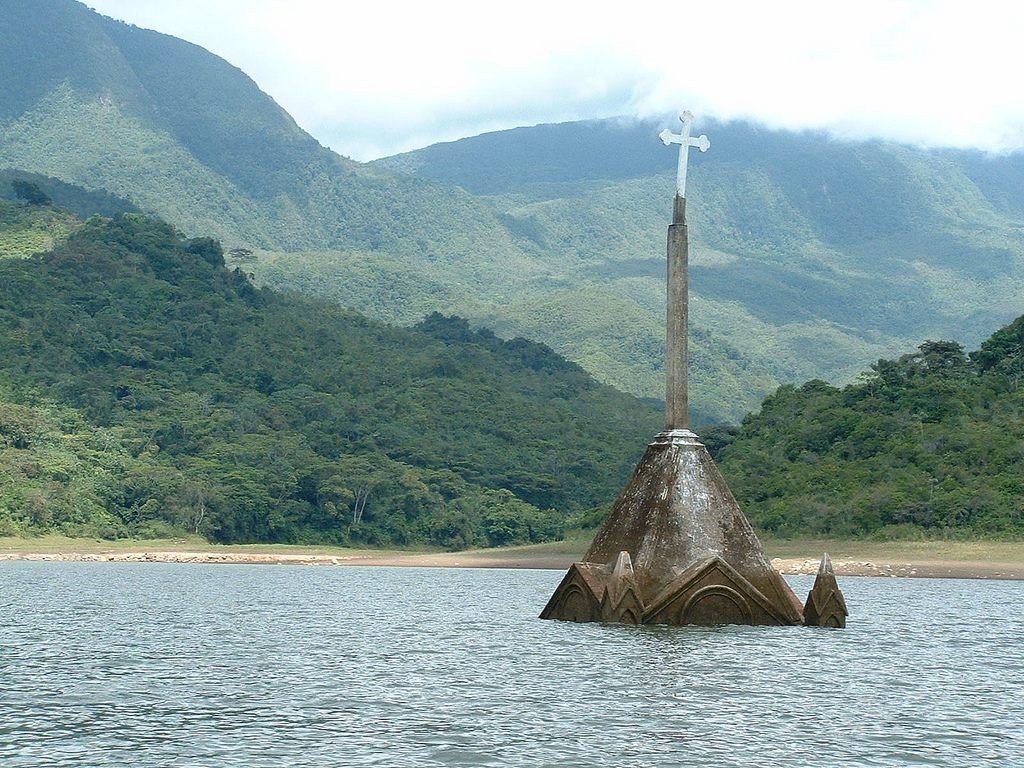 Since sightings of the church tower of the drowned town of Esonstad in lake Lauwersmeer are scarce, this tower at Potosí, Bolivia. For all summer holiday guests of Lauwersmeer, here the legend of Esonstad:  frisiacoasttrail.blog/2020/10/02/the…