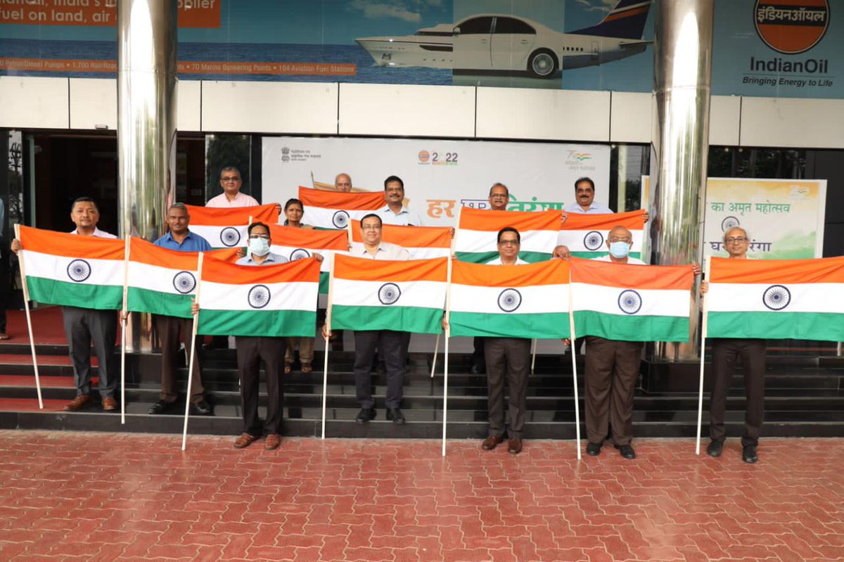 Har dil main desh, har ghar me Tiranga. IOCians from Madhya Pradesh office celebrated the spirit of #HarGharTiranga by distributing the National Flag.