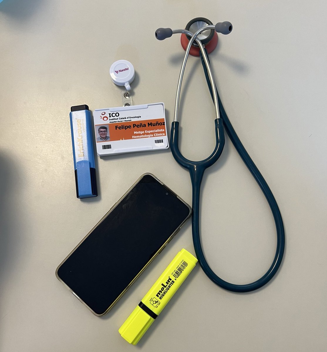 HematoRules's tweet photo. Cuantos de uds siguen teniendo el mismo fonendo que tenían en la carrera?

El mío ha sobrevivido a 15 años de vida médica, 6 años de universidad, 2 residencias y 10 hospitales 💪🏼 #HematoRules #MedLife #iLiveMyJob @MediUniandes @FSFB_Salud @HematoCAUSA @HHospitalet https://t.co/nBxVjfceBu